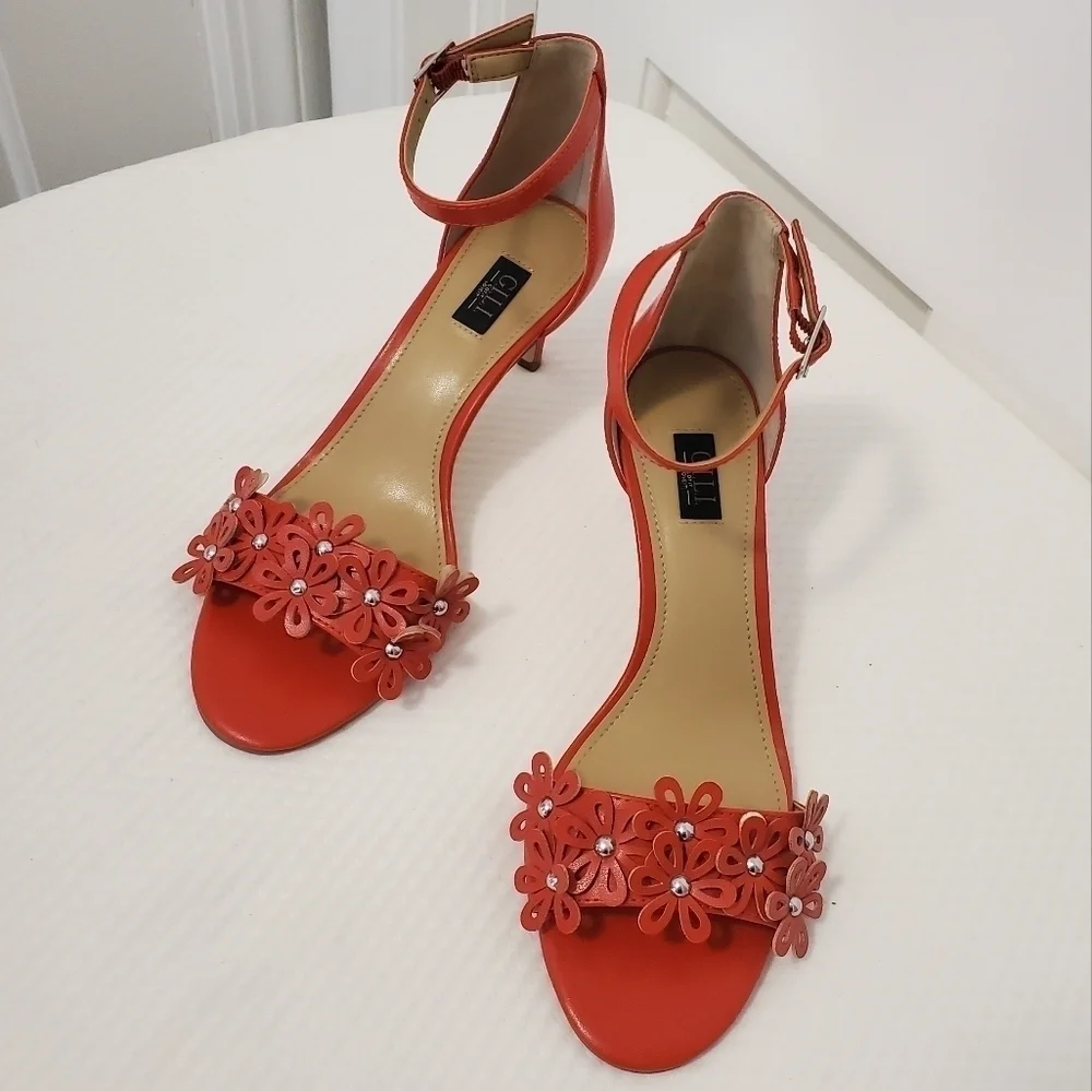 EUC G.I.L.I New York Red Floral Gliona Ankle Strap Heel Sandals Size 6, chic